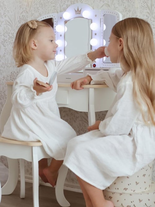 Tocador infantil XXL de madera con espejo LED, taburete y accesorios - Kiabi Tocador infantil XXL de madera con espejo LED, taburete y accesorios - Kiabi