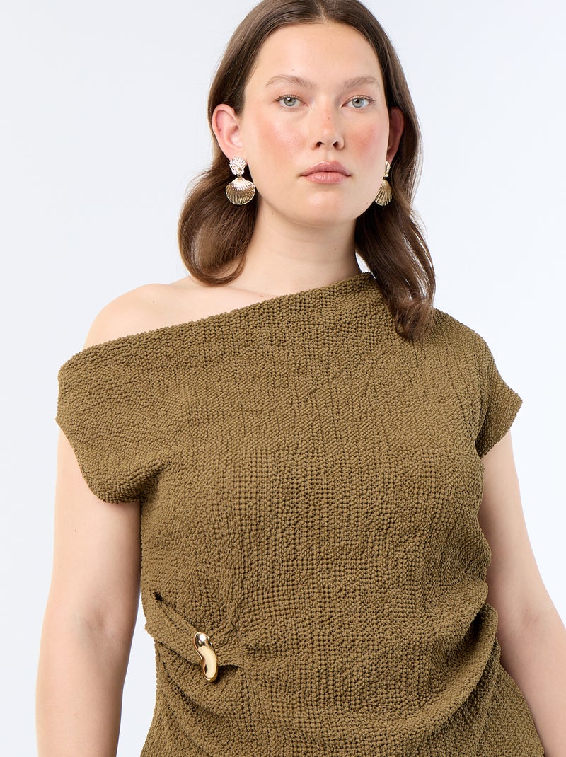 Top asimétrico de punto crinkle con joya dorada Caqui - Kiabi