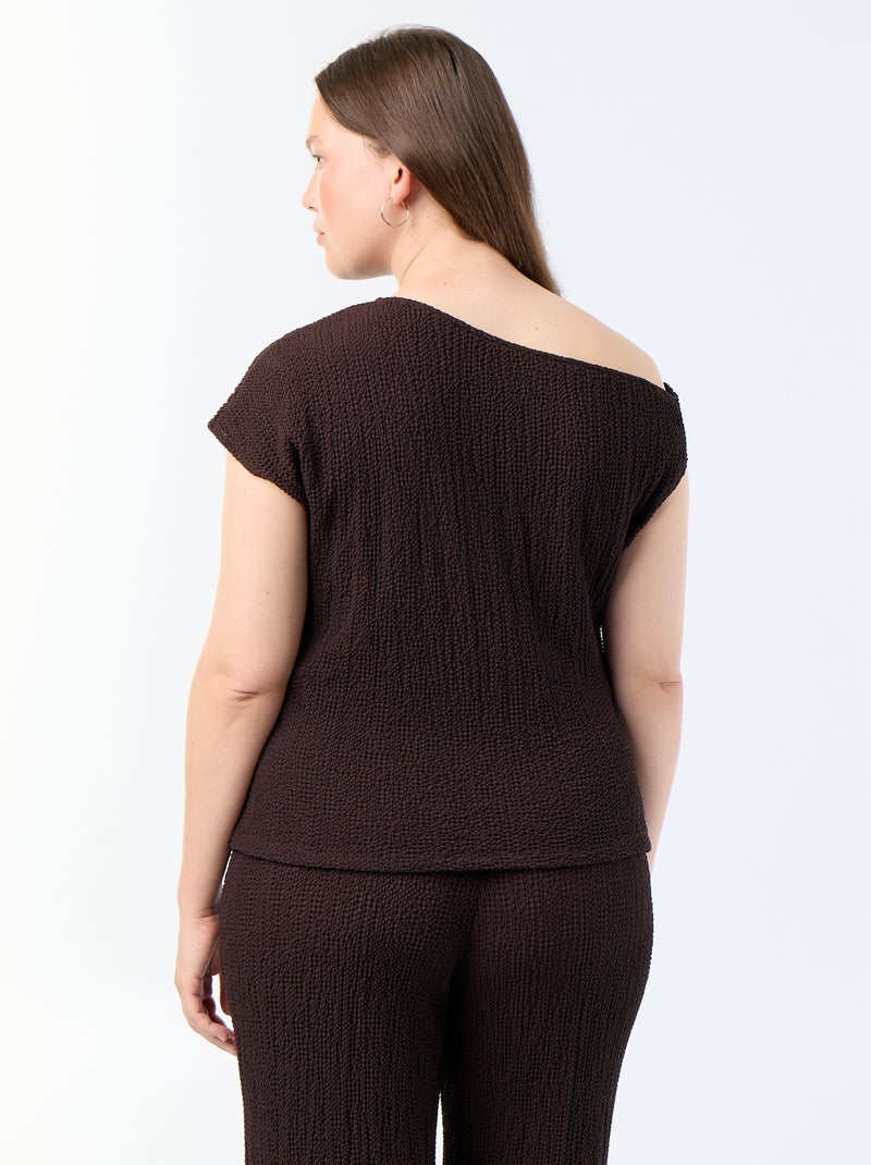 Top asimétrico de punto crinkle con joya dorada Marron - Kiabi
