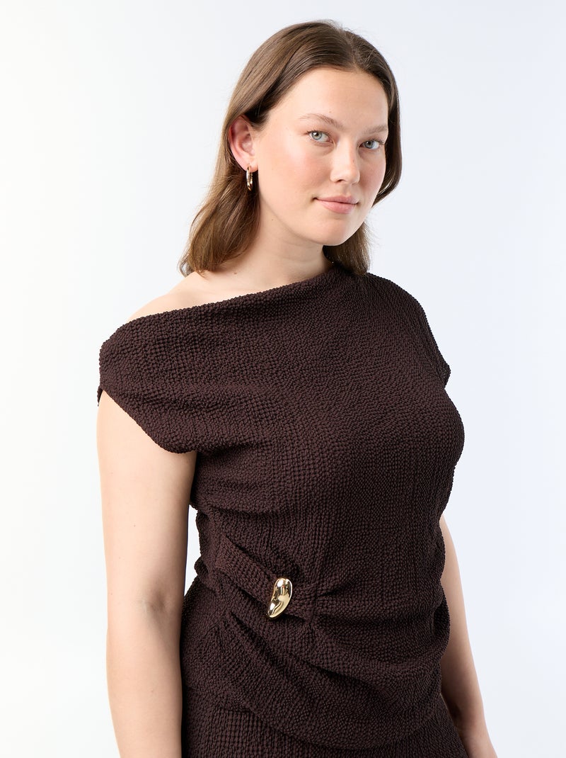 Top asimétrico de punto crinkle con joya dorada Marron - Kiabi