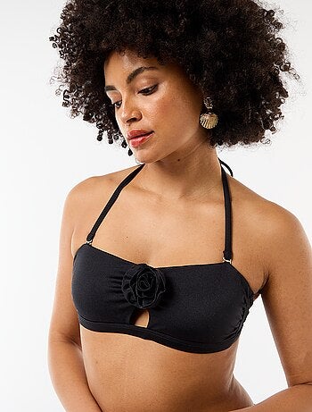 Top bandeau de bikini con detalle de flor en relieve