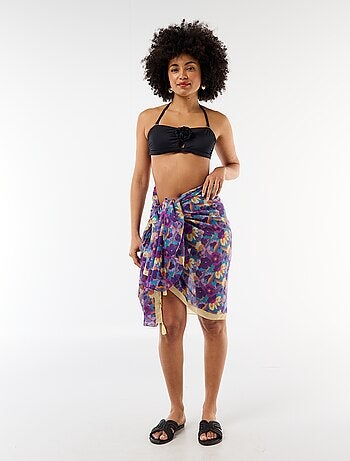 Top bandeau de bikini con detalle de flor en relieve