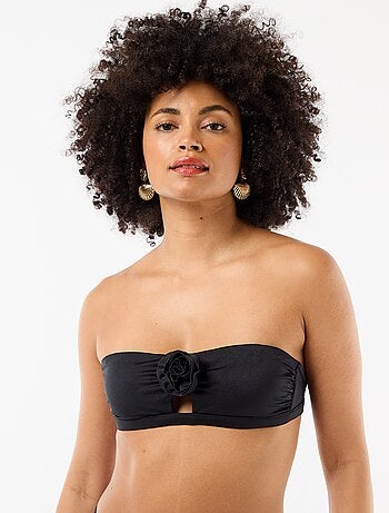 Top bandeau de bikini con detalle de flor en relieve