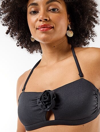 Top bandeau de bikini con detalle de flor en relieve