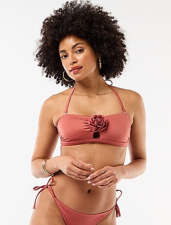 Top bandeau de bikini con detalle de flor en relieve