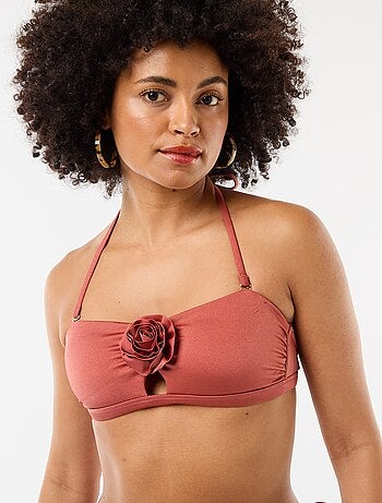 Top bandeau de bikini con detalle de flor en relieve