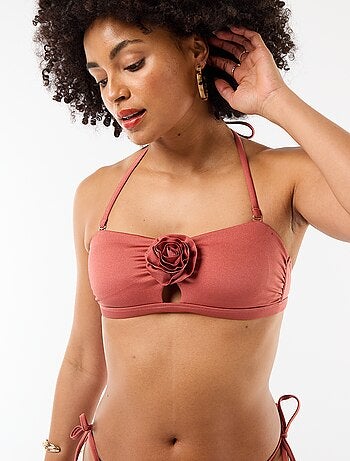 Top bandeau de bikini con detalle de flor en relieve