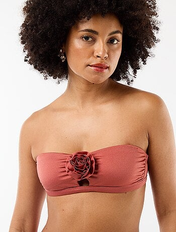 Top bandeau de bikini con detalle de flor en relieve
