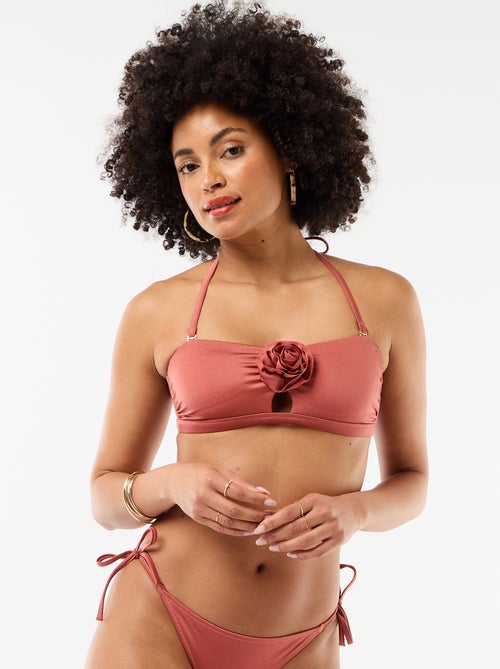 Top bandeau de bikini con detalle de flor en relieve - Kiabi