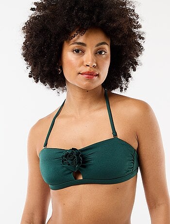 Top bandeau de bikini con detalle de flor en relieve