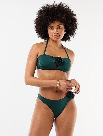 Top bandeau de bikini con detalle de flor en relieve