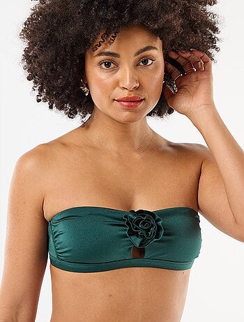 Top bandeau de bikini con detalle de flor en relieve