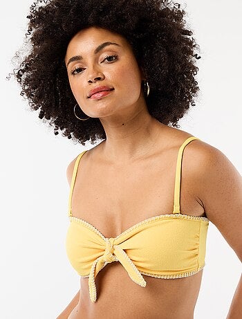 Top bandeau de bikini con pespuntes contrastados