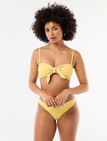 Top bandeau de bikini con pespuntes contrastados