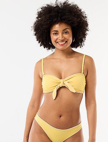 Top bandeau de bikini con pespuntes contrastados