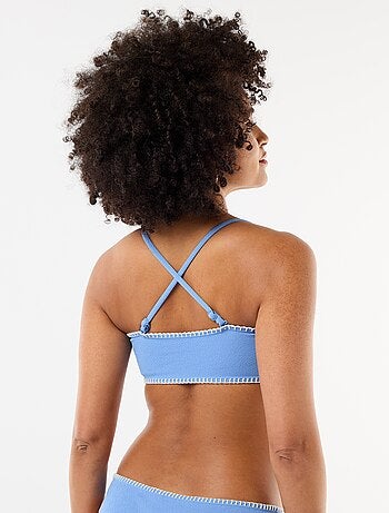 Top bandeau de bikini con pespuntes contrastados