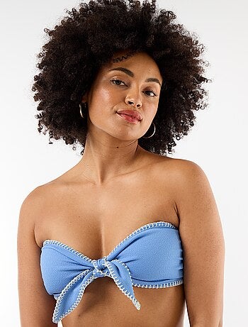 Top bandeau de bikini con pespuntes contrastados