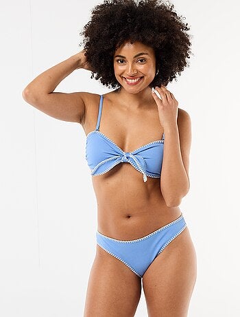 Top bandeau de bikini con pespuntes contrastados