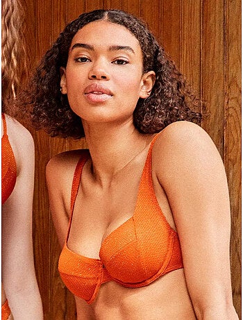 Top bikini balconette con aro en tejido piqué y acabado brillante