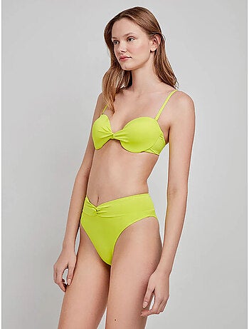 Top bikini bandeau desmontable, con aro, foam y frunce en escote