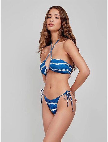 Top bikini bandeau sin aro, con foam extraíble y estampado tie-dye