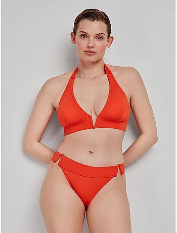 Top bikini cuello halter con escote en v, sin aro y con foam extraíble