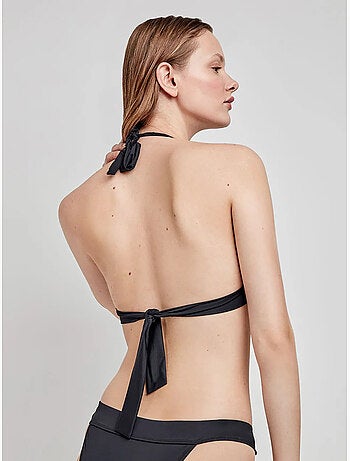 Top bikini cuello halter con escote en v, sin aro y con foam extraíble