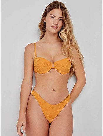 Top bikini desmontable con aro y foam en tejido con soles