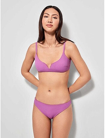 Top bikini sin aro, con foam extraíble, escote v y tejido de estructura