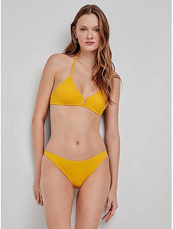 Top bikini sin aro, con foam extraíble y ligera abertura en escote