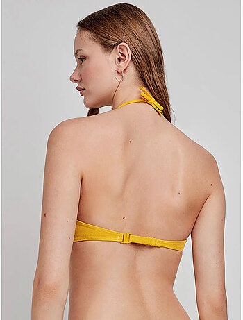 Top bikini sin aro, con foam extraíble y ligera abertura en escote