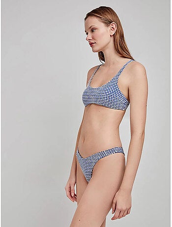 Top bikini sin aro y con foam extraíble, en tejido de estructura