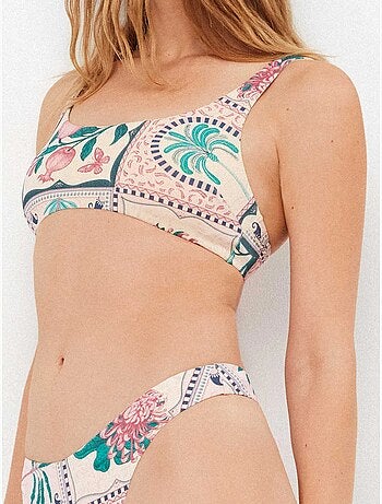 Top bikini sin aro y foam extraíble estampada con acabado brillo