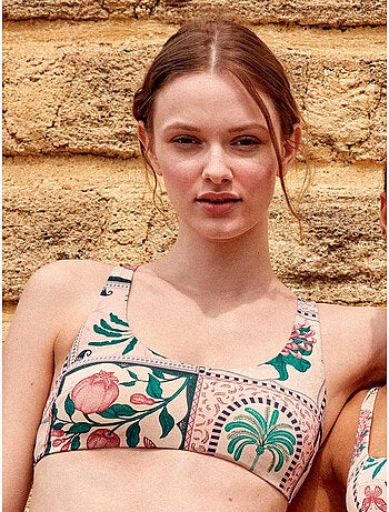 Top bikini sin aro y foam extraíble estampada con acabado brillo