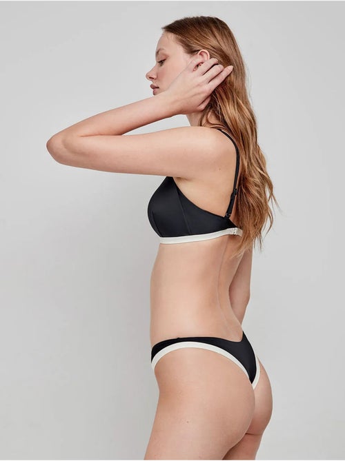 Top bikini triangular bicolor, sin aro y con foam extraíble - Kiabi Top bikini triangular bicolor, sin aro y con foam extraíble - Kiabi