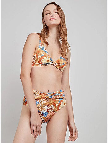 Top bikini triangular sin aro, con foam extraíble y cruce en escote