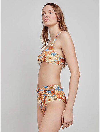 Top bikini triangular sin aro, con foam extraíble y cruce en escote