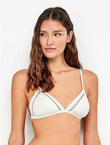 Top bikini triangular sin aro copa extraíble y detalles calados