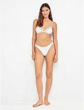 Top bikini triangular sin aro copa extraíble y detalles calados