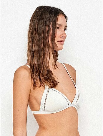 Top bikini triangular sin aro copa extraíble y detalles calados