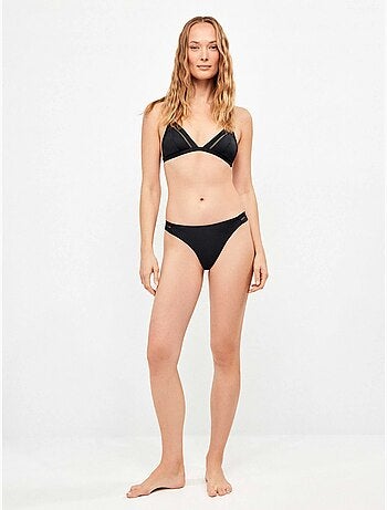 Top bikini triangular sin aro copa extraíble y detalles calados