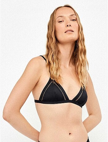 Top bikini triangular sin aro copa extraíble y detalles calados
