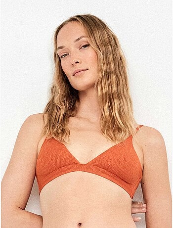 Top bikini triangular sin aro en tejido piqué con acabado brillante