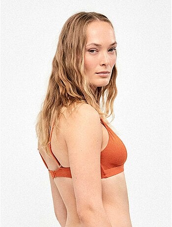 Top bikini triangular sin aro en tejido piqué con acabado brillante