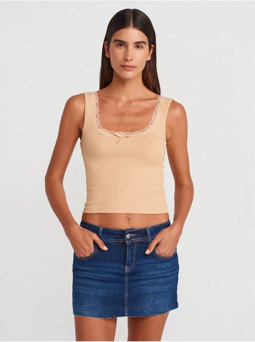 Top cami crop acanalado de mezcla de algodón dilvin - Kiabi Top cami crop acanalado de mezcla de algodón dilvin - Kiabi