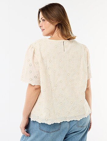 Top con bordados ingleses