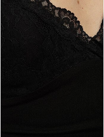 Top con escote en v y detalle de encaje hiccup