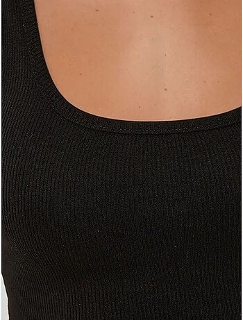 Top corto ajustado con cuello redondo hiccup