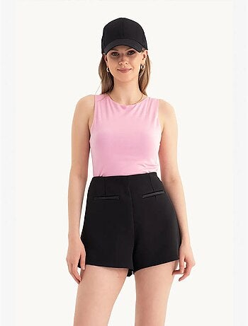 Top corto con cuello halter y aberturas hiccup