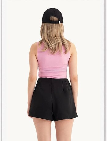 Top corto con cuello halter y aberturas hiccup